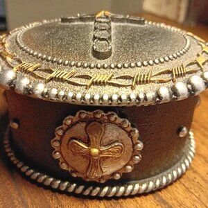 Southwestern jewelry/keepsake box. Oval shape rustic design w/horse shoe crosses